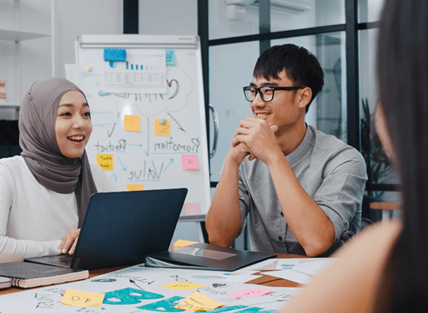 สังคมและเพื่อนร่วมงานที่พูลพิพัฒน์
